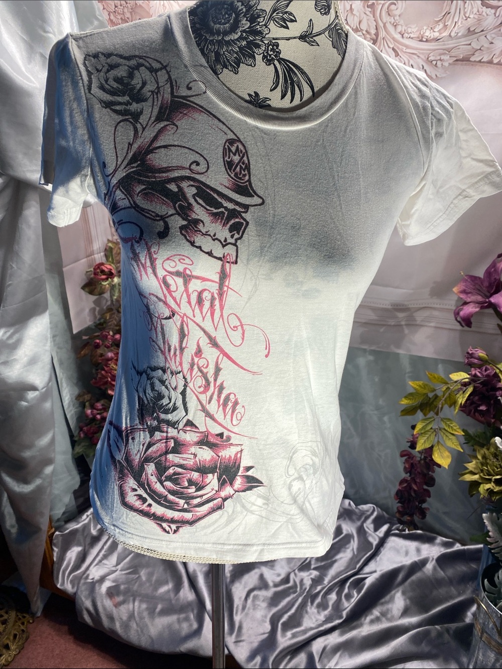 Metal Mulisha Women's pink Skull & Rose Graphic Tee - White/Pink